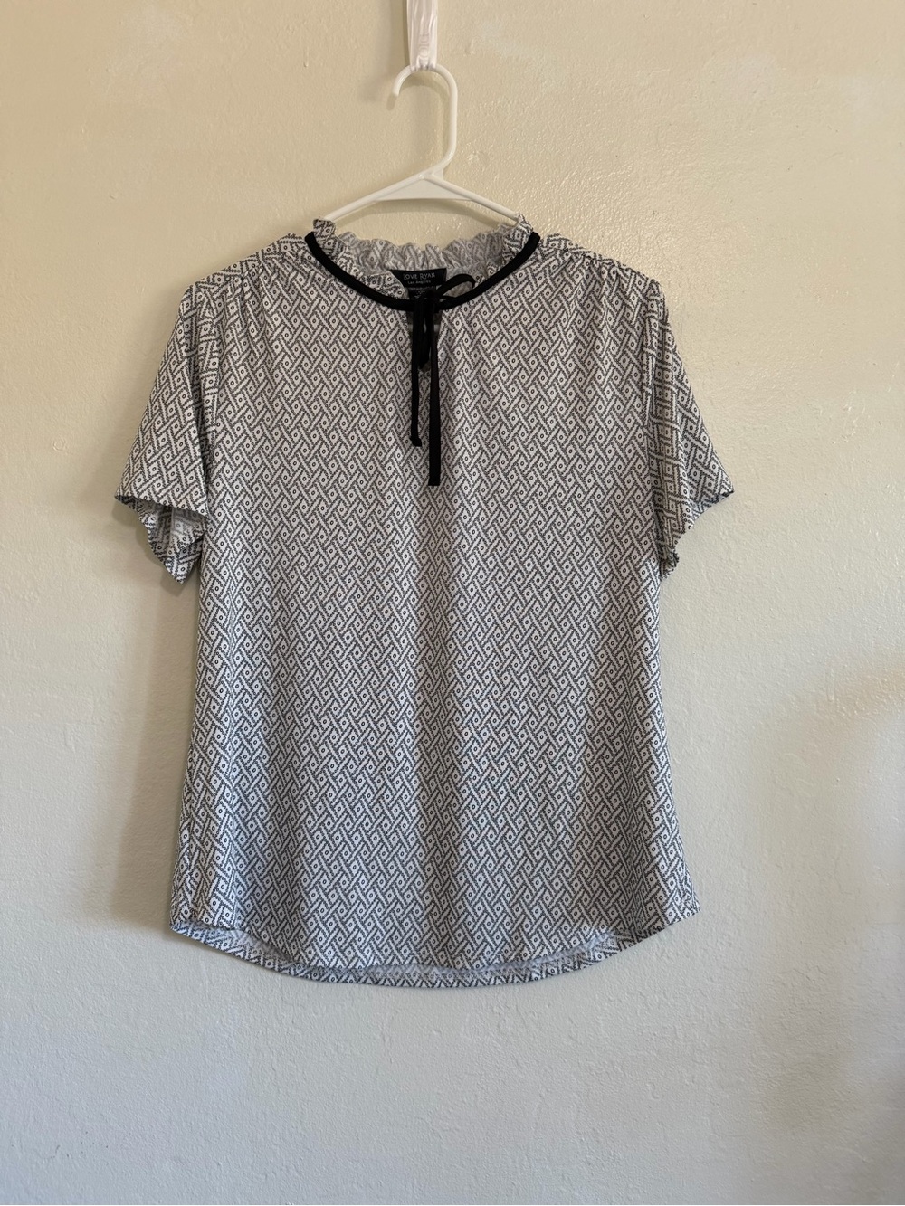 Love Ryan Los Angeles Black & White Geometric Print Ruffle Neck Blouse